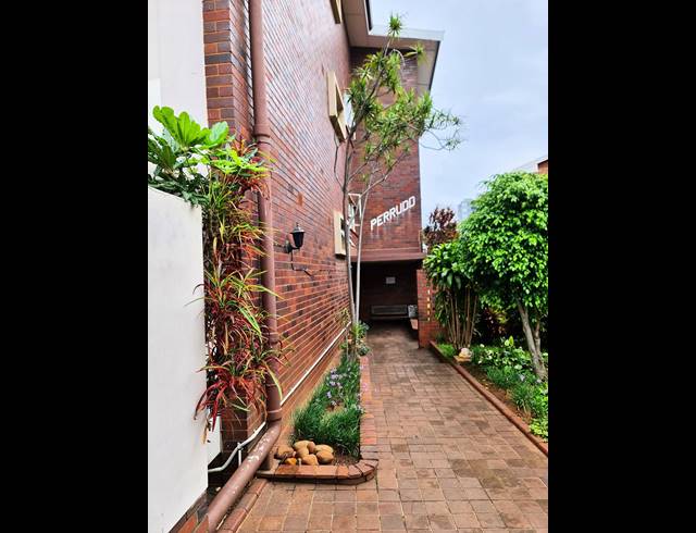 2 bed property to rent in ESSENWOOD